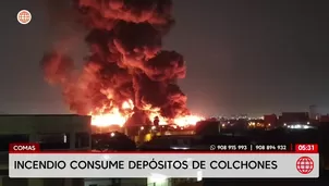 Comas: Incendio consume tres depósitos de colchones. Foto y video: América Noticias