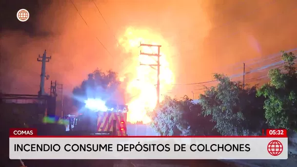 Comas: Incendio consume tres depósitos de colchones. Foto: América Noticias