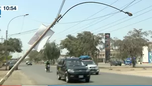 Poste a punto de caer en Comas. Foto y video: Canal N