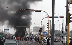 Comas: vehículo se incendia en la vía Panamericana Norte - Noticias de av-naranjal
