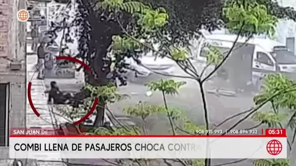 Combi llena de pasajeros choca contra poste en San Juan de Miraflores. Foto: América Noticias Combi llena de pasajeros choca contra poste en San Juan de Miraflores. Foto: América Noticias