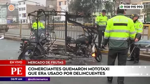 Comerciantes quemaron mototaxi que era usado por delincuentes en el Mercado de Frutas. Foto y video: América Noticias