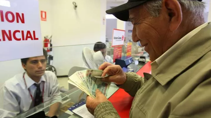 Jubilados podrán retirar hasta el 95.5% de su fondo de pensiones administrado por una AFP. Foto: Andina Jubilados podrán retirar hasta el 95.5% de su fondo de pensiones administrado por una AFP. Foto: Andina