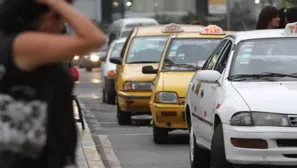 Al momento de abordar un taxi en la calle, debe fijarse en cinco detalles claves. Foto: Andina