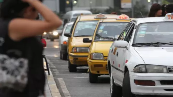 Al momento de abordar un taxi en la calle, debe fijarse en cinco detalles claves. Foto: Andina Al momento de abordar un taxi en la calle, debe fijarse en cinco detalles claves. Foto: Andina