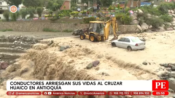 Conductores arriesgan sus vidas al cruzar huaico en Antioquía. Foto: América Noticias