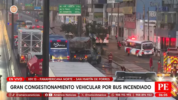 Gran congestionamiento vehicular por bus incendiado en la Panamericana Norte. Foto: América Noticias Gran congestionamiento vehicular por bus incendiado en la Panamericana Norte. Foto: América Noticias