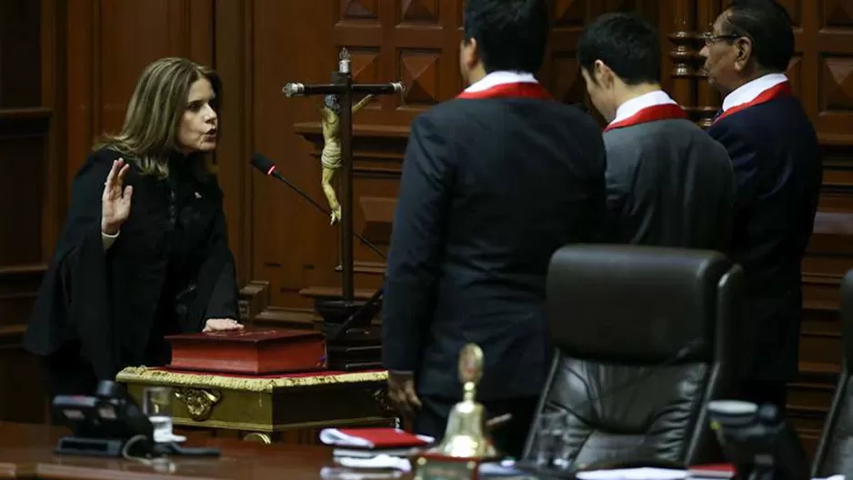 Mercedes Ar&aacute;oz fue una de las primeras congresistas en jurar al cargo. Foto: Andina