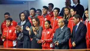 Deportistas son aplaudidos por legisladores. Foto: Agencia Andina