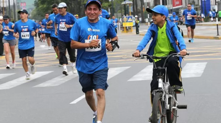 Personal de la PNP e inspectores municipales informarán a los conductores las rutas alternas de desvío / Foto: Andina Personal de la PNP e inspectores municipales informarán a los conductores las rutas alternas de desvío / Foto: Andina