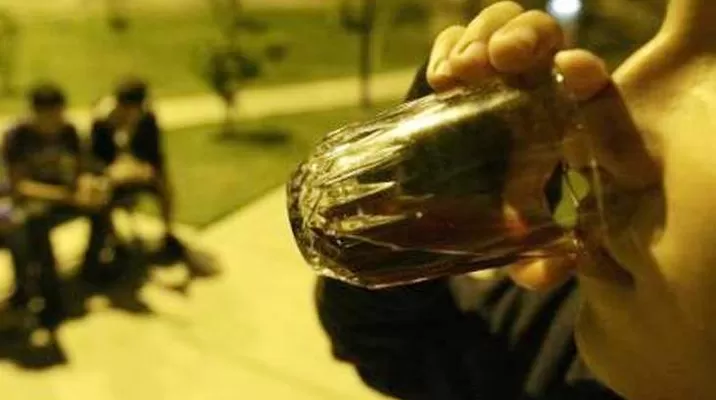 Menores inician consumo de alcohol cada vez a una edad más temprana. Foto: peru.com Menores inician consumo de alcohol cada vez a una edad más temprana. Foto: peru.com