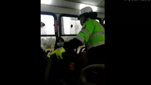 Mujer subió a bus sin protector facial.