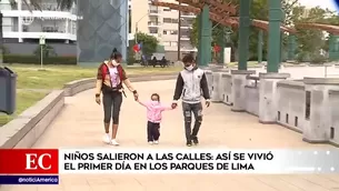 Niños salieron a la calle con sus padres.