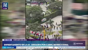Un enfrentamiento entre un grupo de colectiveros y agentes de la Policía Nacional se registró este sábado en la avenida Arequipa, a la altura del Parque de las Aguas, en el marco del inicio del plan piloto del carril bidireccional para los buses del Corredor Azul./ Video: Canal N