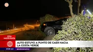 Costa Verde: Auto estuvo a punto de caer por una pendiente tras despiste