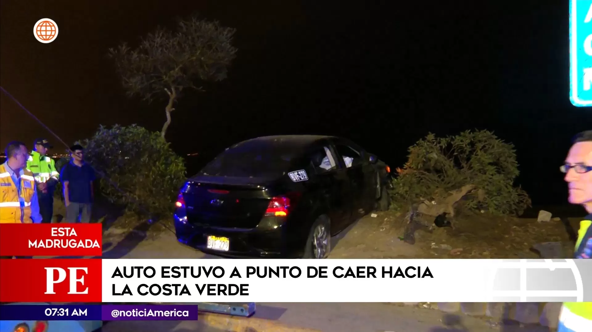 Auto a punto de caer en la Costa Verde. Foto: América Noticias