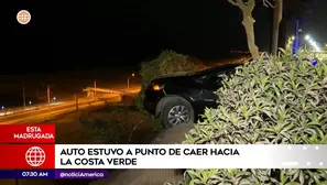 Auto a punto de caer en la Costa Verde. Foto y video: América Noticias