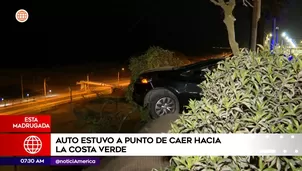 Auto a punto de caer en la Costa Verde. Foto y video: América Noticias