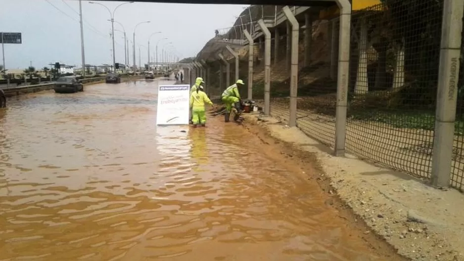 Aniego en la Costa Verde por rotura de tubería. Foto: MML