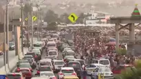 Ante esta situación, gran cantidad de personas prefieren caminar para llegar a sus destinos. Foto: Captura de TV