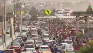 Ante esta situación, gran cantidad de personas prefieren caminar para llegar a sus destinos. Foto: Captura de TV