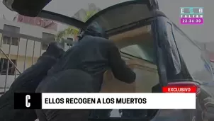 Trabajadores recogen a los fallecidos en Lima. Foto: captura de video Cuarto Poder