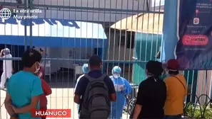 En la puerta del hospital EsSalud de Huánuco esperan  durante horas por atención médica. Foto y video: América Noticias