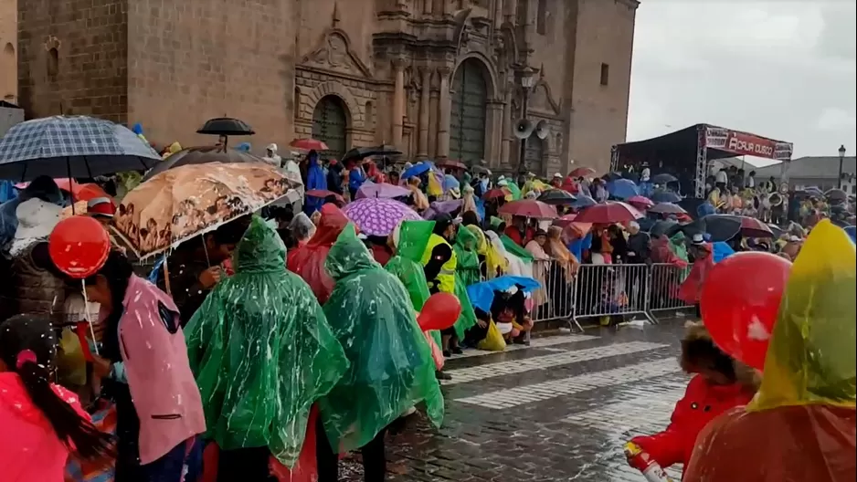 La gente se cubrió con coloridas capas de plástico. Foto: Canal N La gente se cubrió con coloridas capas de plástico. Foto: Canal N