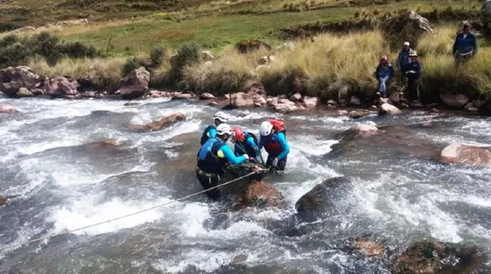 La unidad del extranjero cayó al río el pasado martes. Foto: Andina La unidad del extranjero cayó al río el pasado martes. Foto: Andina