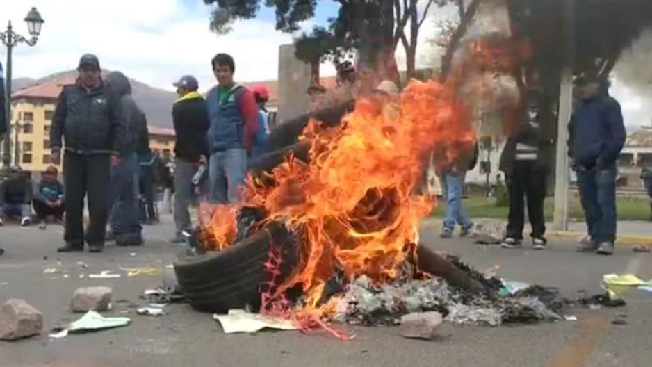 Protestantes bloquean carretera. Foto: Referencial/América Noticias