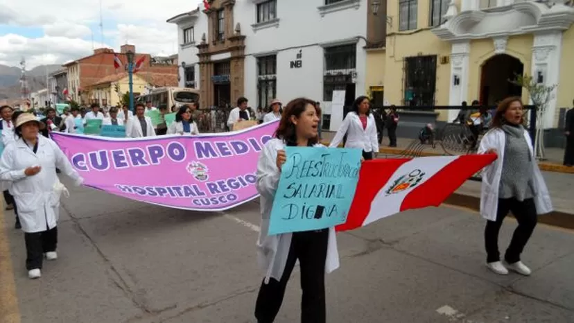 Médicos de Cusco continúan en huelga y preparan marcha