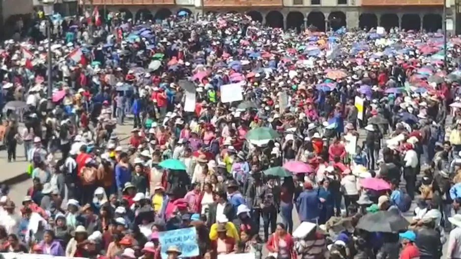 Profesores se conglomeraron en la Plaza de Armas. Foto: América Noticias