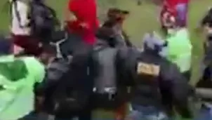 Agreden a policías. Foto: captura de video Canal N