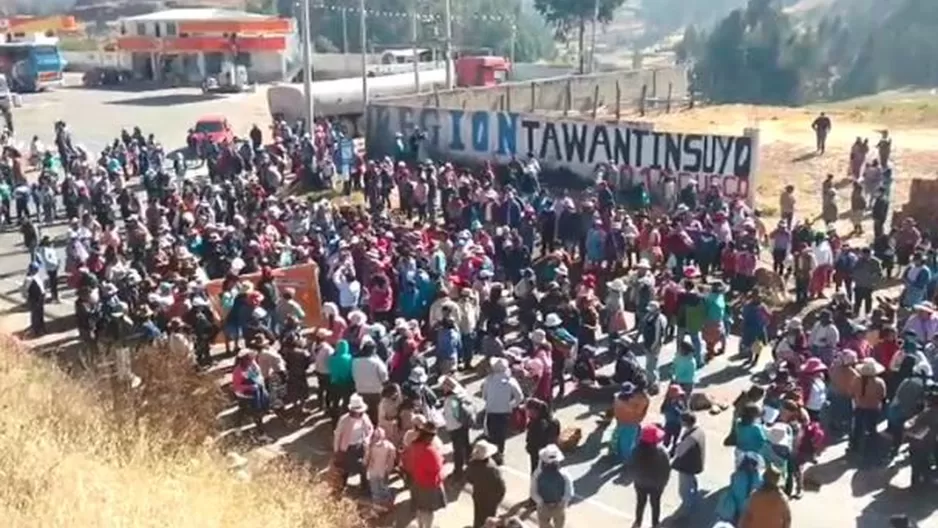 Profesores marchan y bloquean carretera. Foto: América Noticias