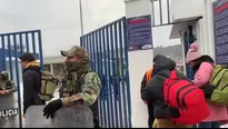 Turistas llegan al terminal aéreo e ingresan identificándose con su DNI y presentando su ticket de embarque. / Video: Canal N