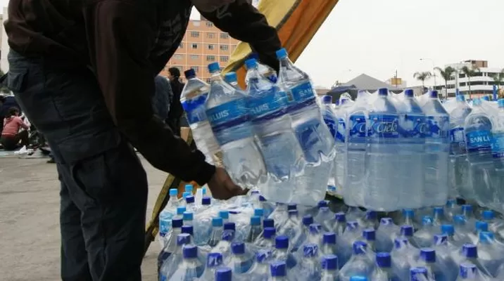Defensoría del Pueblo denunció que empresas están acaparando el agua para revenderla. Foto referencial: Andina Defensoría del Pueblo denunció que empresas están acaparando el agua para revenderla. Foto referencial: Andina