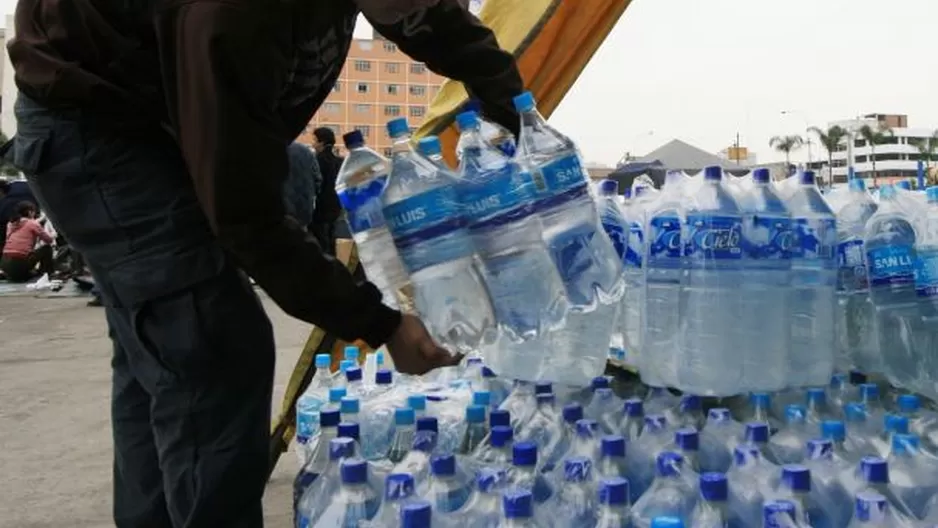 Defensoría del Pueblo denunció que empresas están acaparando el agua para revenderla. Foto referencial: Andina