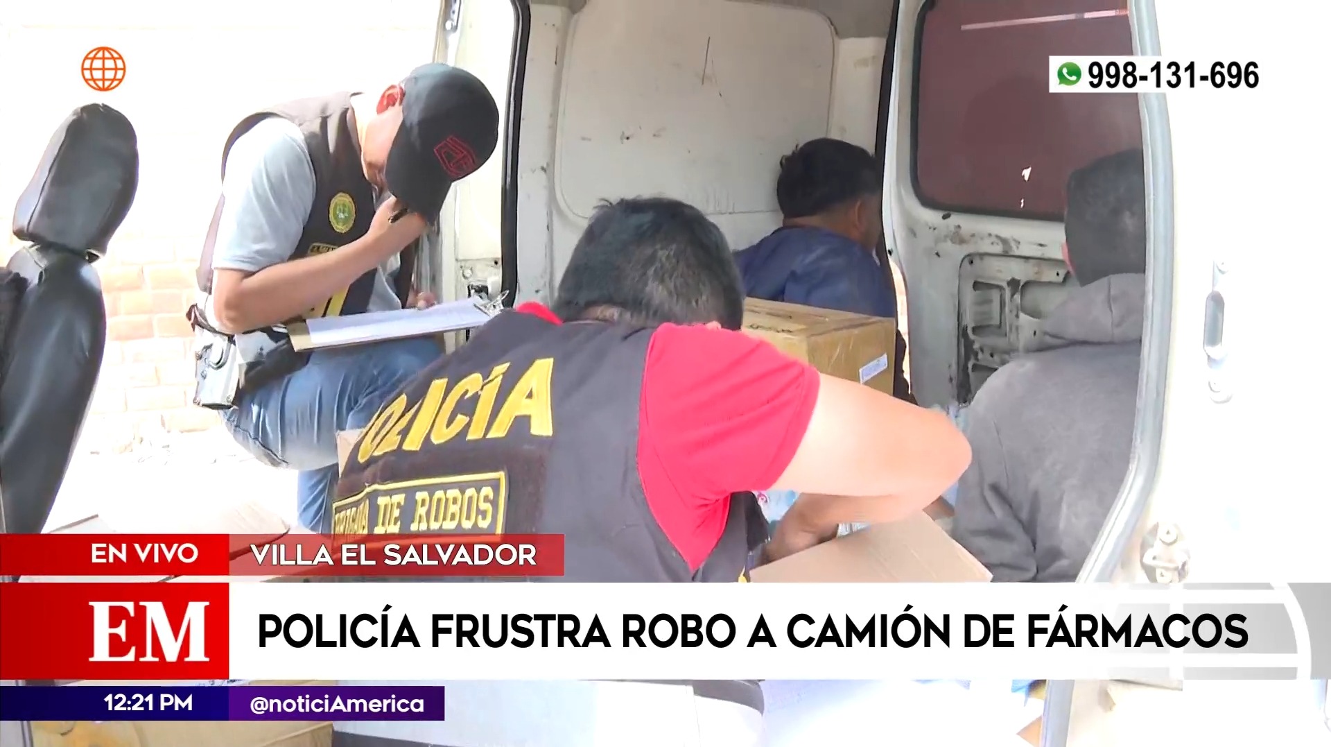 Policía revisando la minivan de los delincuentes | Imagen: América Noticias