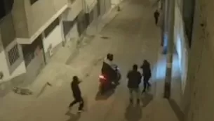 Delincuentes golpean a hombre para robarle su celular y billetera 