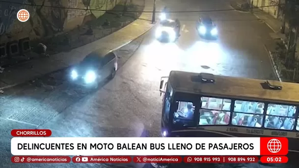 Delincuentes en moto balean bus lleno de pasajeros en Chorrillos. Foto: América Noticias Delincuentes en moto balean bus lleno de pasajeros en Chorrillos. Foto: América Noticias