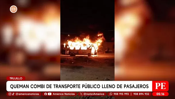Queman combi de transporte público lleno de pasajeros en Trujillo. Foto: América Noticias