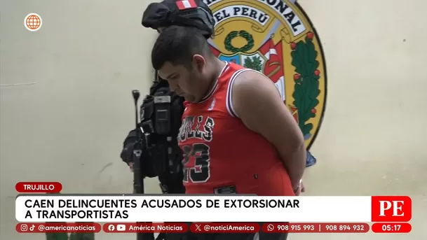 Queman combi de transporte público lleno de pasajeros en Trujillo. Foto: América Noticias