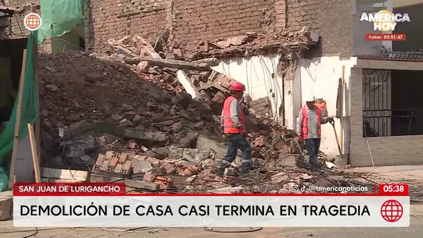Demolición de vivienda fuera de control derriba postes y paredes en San Juan de Lurigancho. Foto: América Noticias