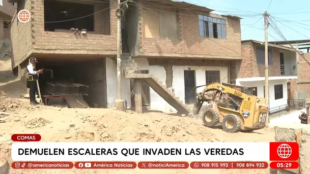 Demuelen escaleras que invaden las veredas en Comas. Foto: América Noticias Demuelen escaleras que invaden las veredas en Comas. Foto: América Noticias