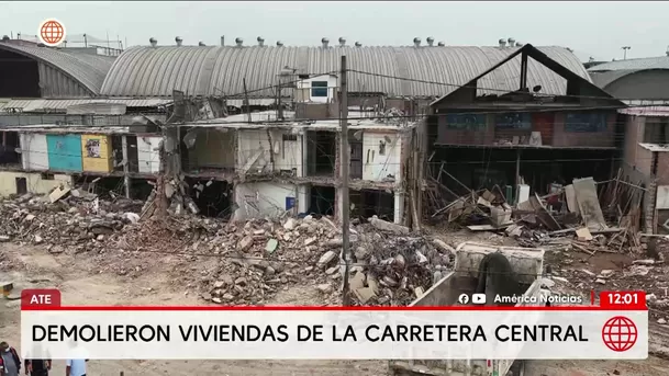 Demuelen viviendas para recuperar vía en la Carretera Central en Ate. Foto: América Noticias