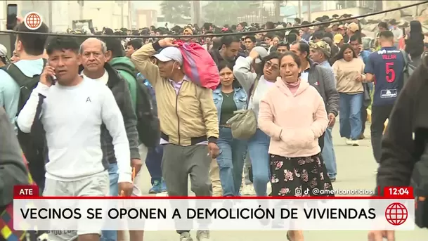Demuelen viviendas para recuperar vía en la Carretera Central en Ate. Foto: América Noticias
