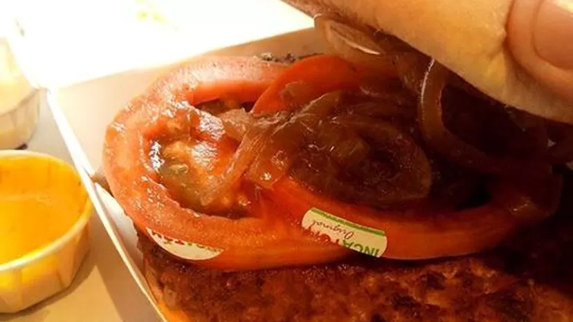 Denuncian que local de McDonald’s sirvió hamburguesa con sticker dentro