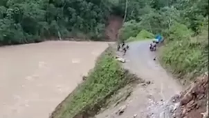 Un derrumbe mantiene cerrada la carretera Pozuzo-Oxapampa en Huánuco y obliga a pasajeros a cruzar a pie. Video: Canal N