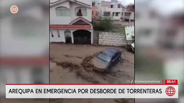 Desborde de torrenteras causa caos y una muerte en la ciudad de Arequipa. Foto: América Noticias Desborde de torrenteras causa caos y una muerte en la ciudad de Arequipa. Foto: América Noticias