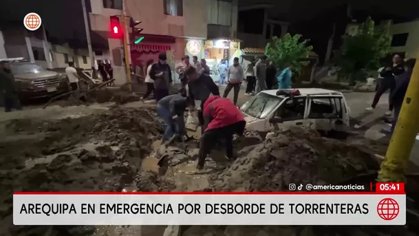 Desborde de torrenteras causa caos y una muerte en la ciudad de Arequipa. Foto: América Noticias Desborde de torrenteras causa caos y una muerte en la ciudad de Arequipa. Foto: América Noticias